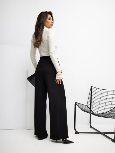 Czarne joggersy z pionowymi przeszyciami masełko