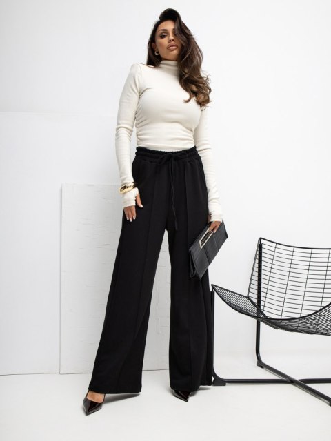 Czarne joggersy z pionowymi przeszyciami masełko