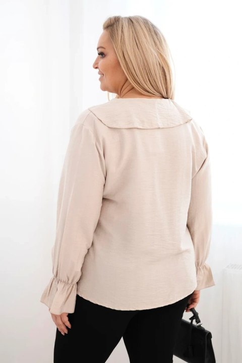 Bluzka damska wiskozowa Plus Size z falbaną i ozdobną broszką beżowy