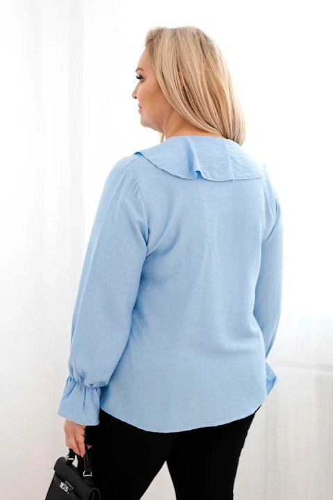 Bluzka damska wiskozowa Plus Size z falbaną i ozdobną broszką niebieska
