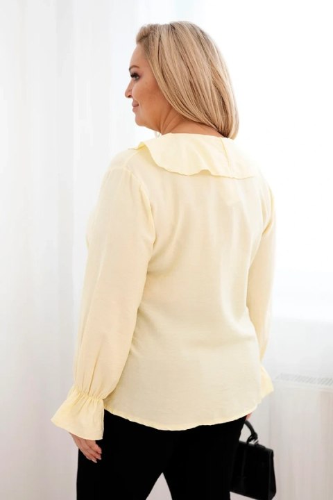 Bluzka damska wiskozowa Plus Size z falbaną i ozdobną broszką żółta