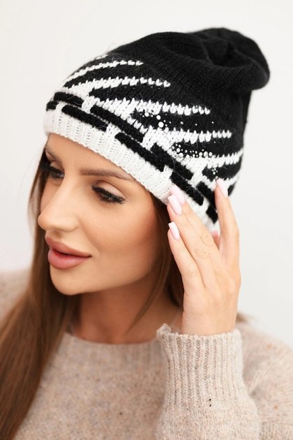 Czapka damska zimowa wełniana z geometrycznym wzorem i dżetami K469 czarna