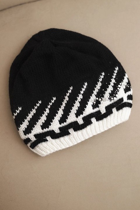 Czapka damska zimowa wełniana z geometrycznym wzorem i dżetami K469 czarna