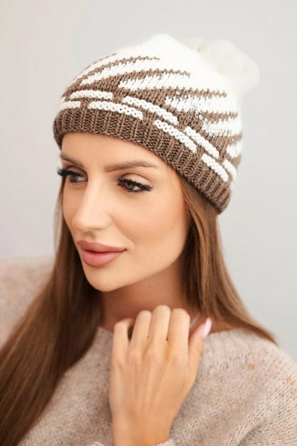 Czapka damska zimowa wełniana z geometrycznym wzorem i dżetami K469 ecru