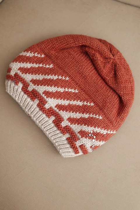 Czapka damska zimowa wełniana z geometrycznym wzorem i dżetami K469 rudy