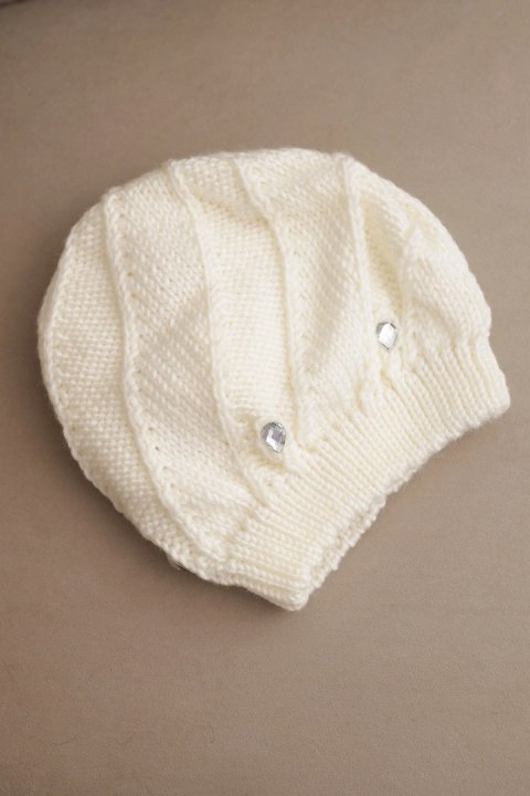 Czapka damska zimowa wełniana z ozdobnymi kryształkami K461 ecru