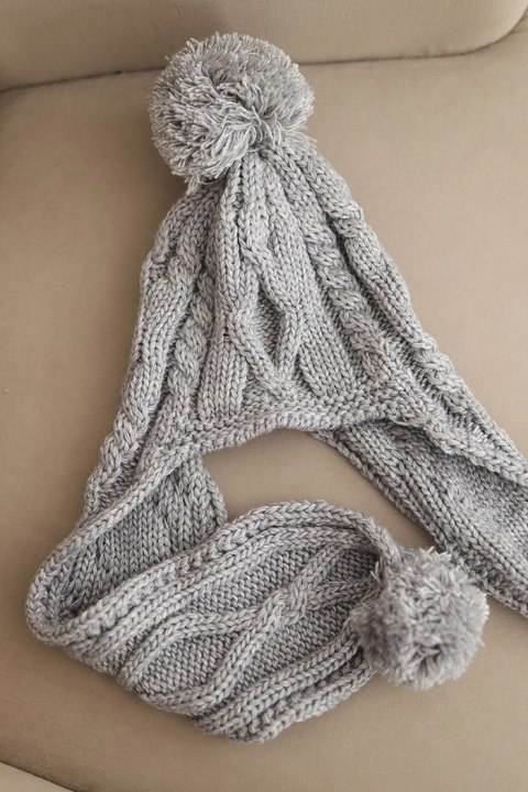 Czapka damska zimowa wełniana z pomponami i przedłużanymi bokami K448 szara