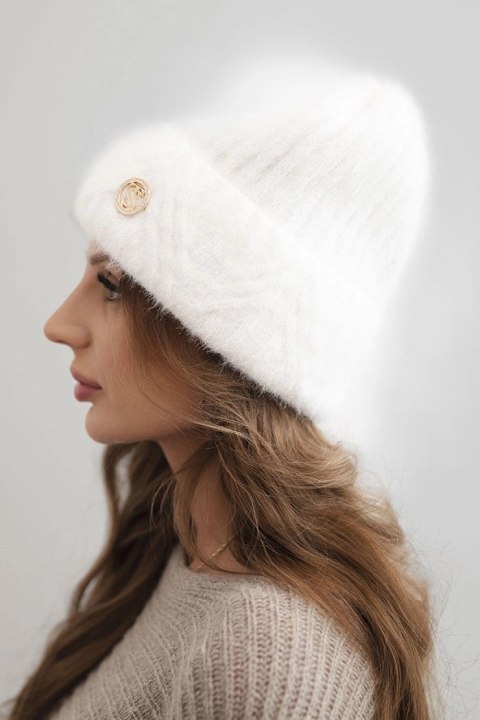 Czapka damska zimowa z puszystej dzianiny i z eleganckim guzikiem biała