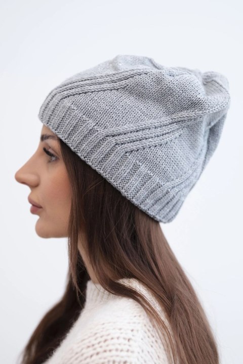 Czapka damska wełniana zimowa z geometrycznym wzorem i delikatnym połyskiem K401 jasno szara