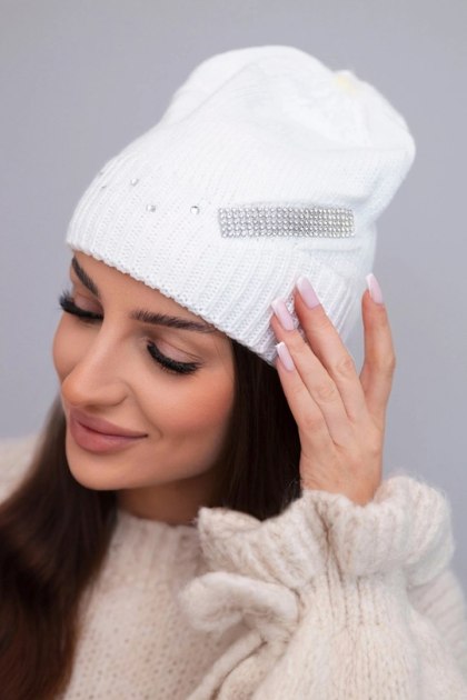 Czapka damska wełniana zimowa z ozdobnym paskiem cyrkonii K402 biała