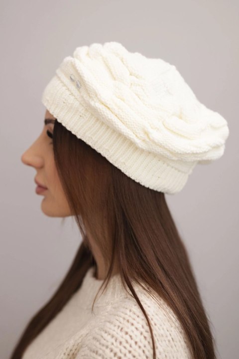 Czapka damska wełnianba zimowa z ozdobnymi kryształkami K399 ecru