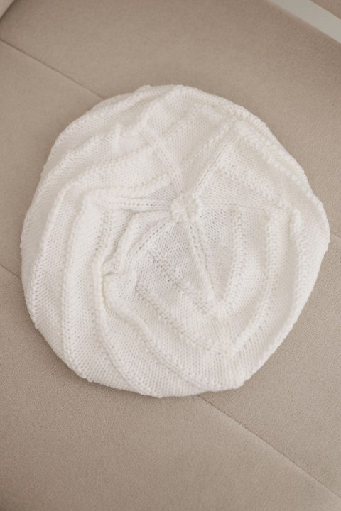 Czapka damska zimowa wełniana o luźnym fasonie i ozdobnym splocie K378 biała