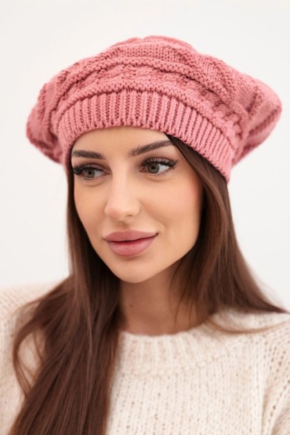 Czapka damska zimowa wełniana o luźnym fasonie i ozdobnym splocie K378 ciemno różowa