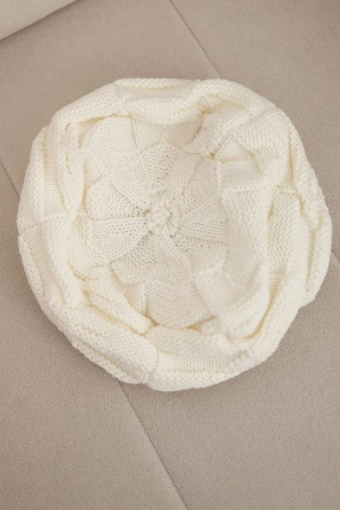 Czapka damska zimowa wełniana z ozdobnym splotem i dżetami K397 ecru