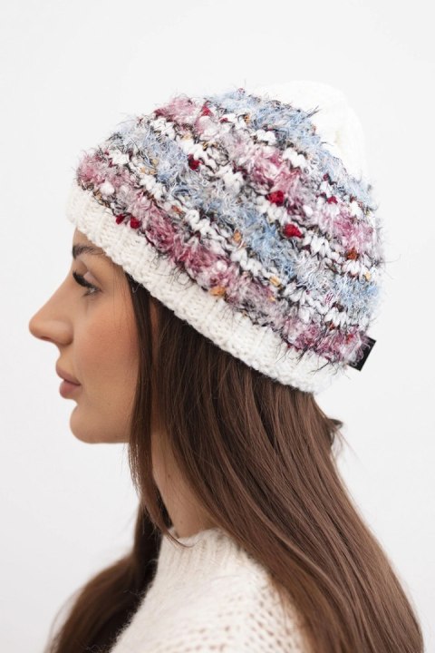 Czapka damska zimowa z kolorową przędzą i elastycznym ściągaczem K352 biały+niebieski+ciemny różowy