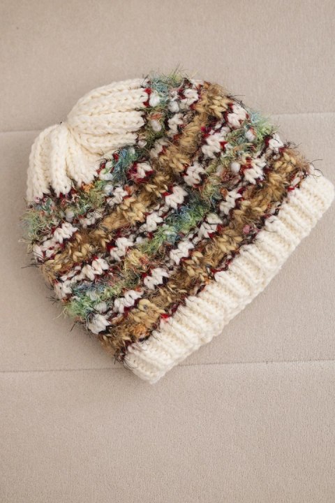 Czapka damska zimowa z kolorową przędzą i elastycznym ściągaczem K352 ecru+zielony+camelowy