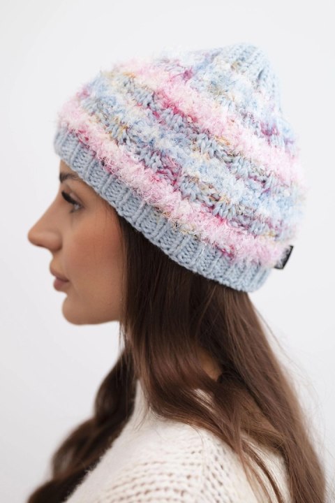 Czapka damska zimowa z kolorową przędzą i elastycznym ściągaczem K352 niebieska