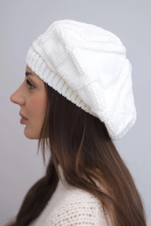Wełniany beret damski w kolorze białym