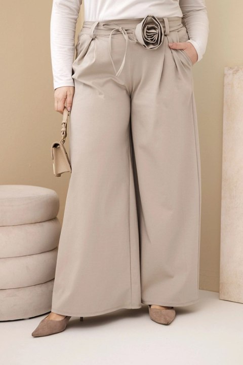 Spodnie damskie Plus Size z szeroką nogawką i ozdobnym kwiatem w talii beżowe