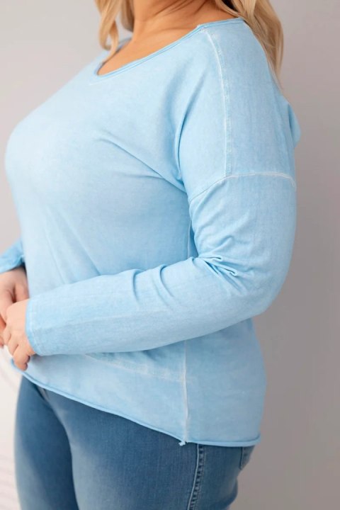 Bluzka damska Plus Size przecierana z dekoltem V i dłuższym tyłem niebieska