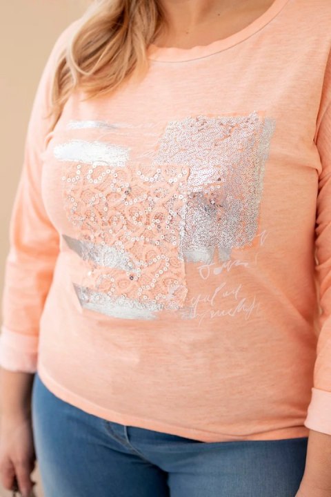 Bluzka damska Plus Size przecierana z nadrukiem i dłuższym tyłem morelowa