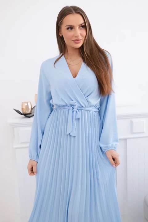 Elegancka niebieska sukienka z plisowanym dołem i modelującym wiązaniem w talii