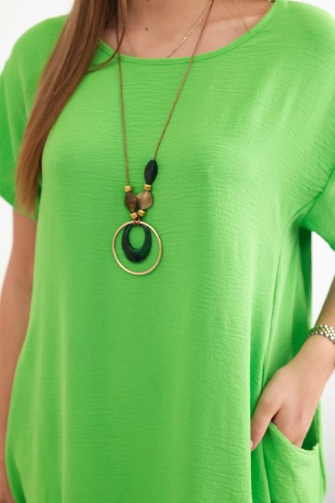 Sukienka z kieszeniami i wisiorkiem jasny zielony