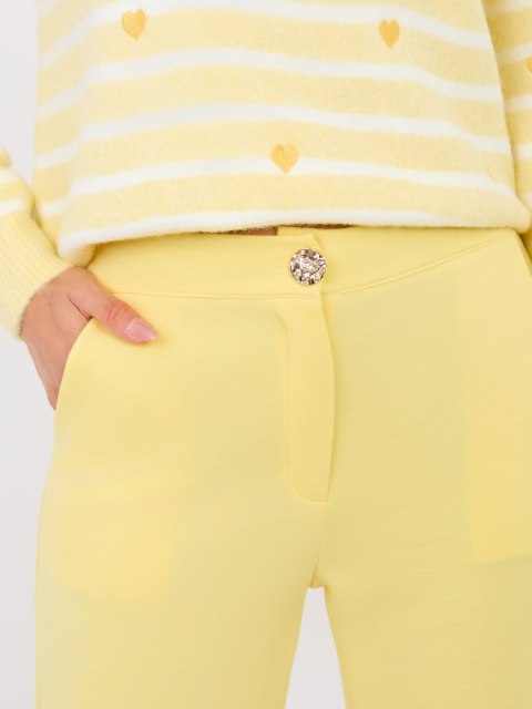 Spodnie masełko z prostymi nogawkami i wysokim stanem żółte