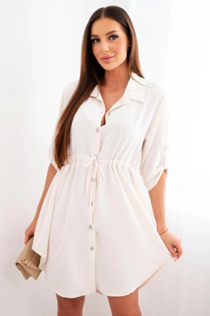 Sukienka z zapięciem na guziki i wiązaniem w talii jasno beżowa