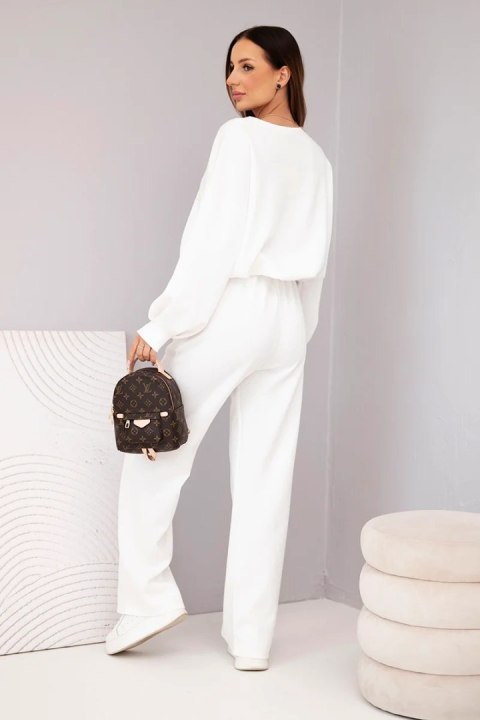 Komplet damski masełko bluza z broszką i spodnie z prostą nogawką ecru