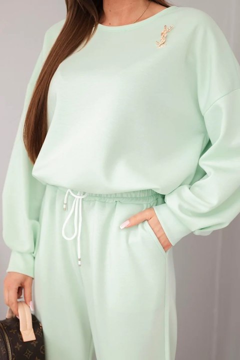 Komplet damski masełko bluza z broszką i spodnie z prostą nogawką miętowy