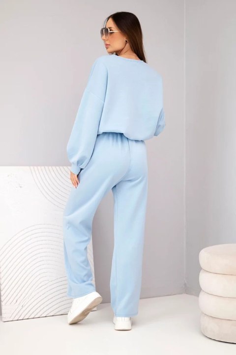 Komplet damski masełko bluza z broszką i spodnie z prostą nogawką niebieski