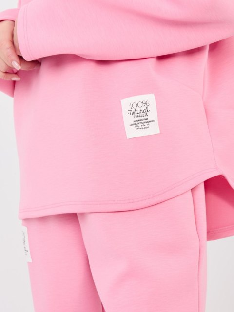 Damski dres masełko z ozdobnymi naszywkami różowy