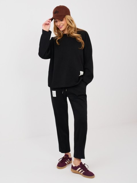Damski dres masełko z ozdobnymi naszywkami czarny