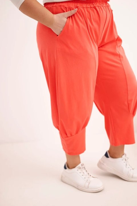 Spodnie damskie Plus Size z obniżonym krokiem i gumką w pasie koralowe