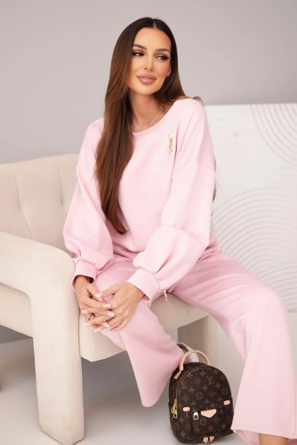 Komplet damski masełko bluza z broszką i spodnie z prostą nogawką ciemny pudrowy róż