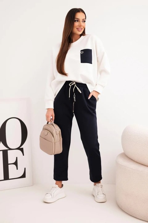 Granatowy komplet damski masełkowy z kontrastową kieszonką