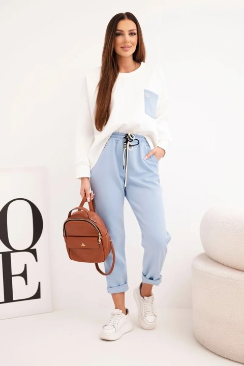 Niebieski komplet damski masełkowy z kontrastową kieszonką