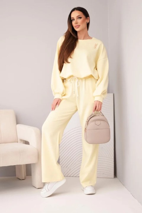 Komplet damski masełko bluza z broszką i spodnie z prostą nogawką cytrynowy