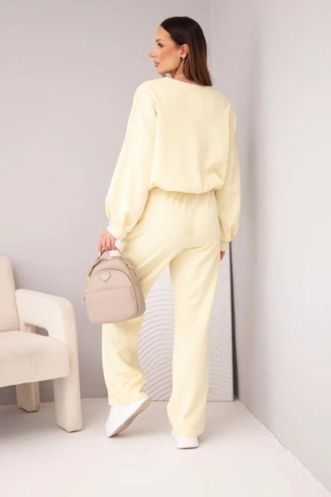 Komplet damski masełko bluza z broszką i spodnie z prostą nogawką cytrynowy