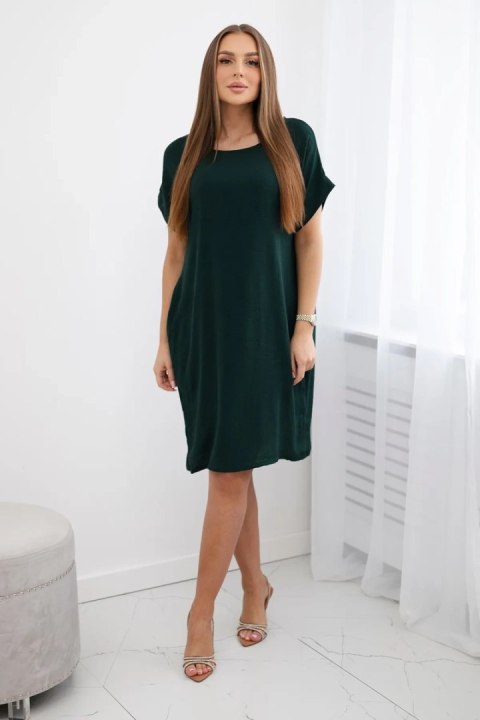 Elegancka ciemnozielona sukienka damska o swobodnym kroju z praktycznymi kieszeniami