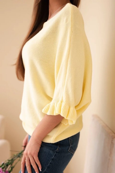 Energetyczny żółty sweter damski typu nietoperz z klasycznym okrągłym dekoltem