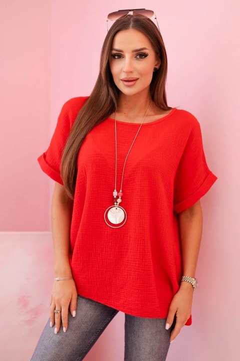 Elegancka czerwona bluzka muślinowa z naturalnej bawełny z ozdobnym naszyjnikiem