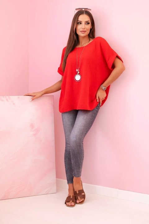 Elegancka czerwona bluzka muślinowa z naturalnej bawełny z ozdobnym naszyjnikiem