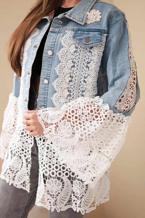 Kurtka jeansowa damska z bawełny i kwiatową koronką jasno jeansowa