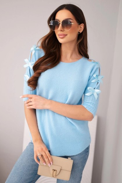Sweter damski z krótkim rękawem i ozdobnymi kokardkami niebieski