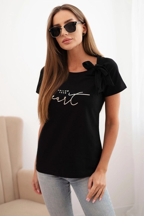 Czarna bluzka bawełniana z ozdobną kokardą na ramieniu i stylowym nadrukiem