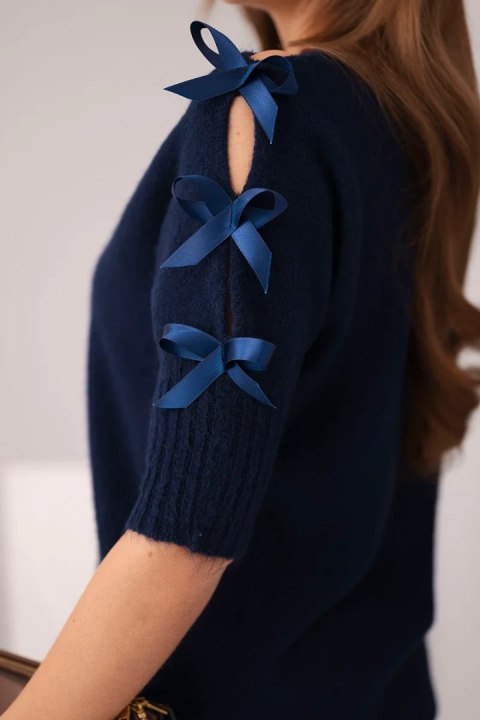 Sweter damski z krótkim rękawem i ozdobnymi kokardkami granatowy