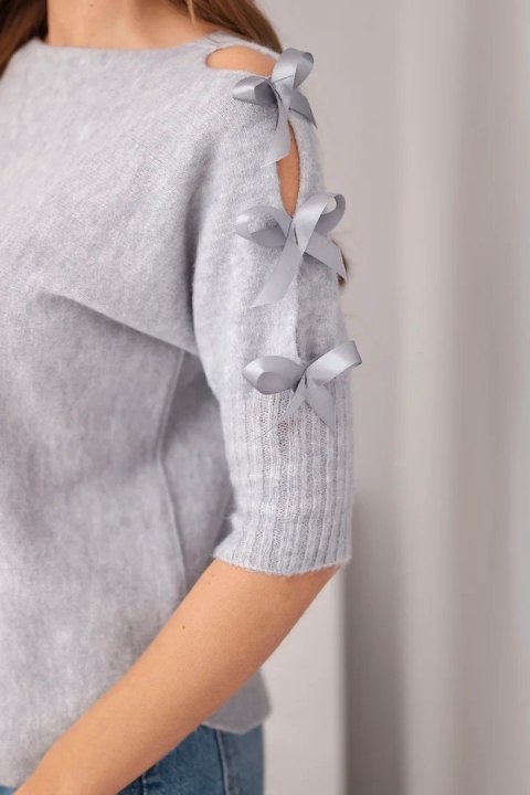 Sweter damski z krótkim rękawem i ozdobnymi kokardkami szary