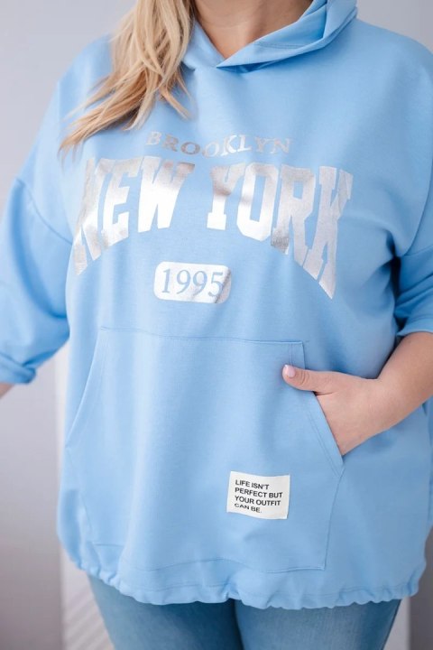 Bluza damska Plus Size wiskozowa z kapturem i kieszenią kangurką niebieska